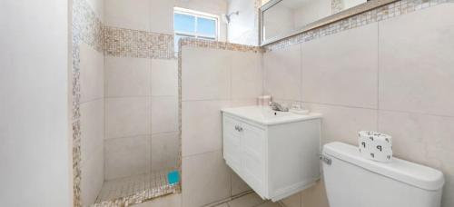 Koupelna v ubytování Lovely Apartment with 24h security - walking distance to beach, downtown, shops and restaurants