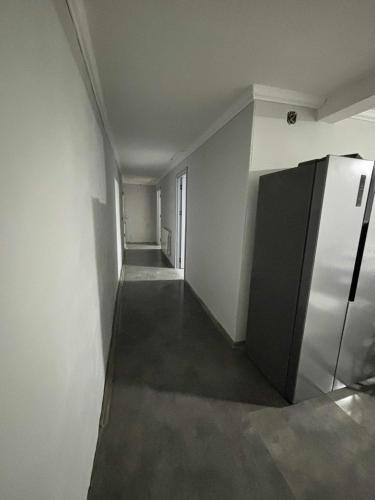pasillo vacío con nevera en una habitación en wwaallee, en Kutaisi