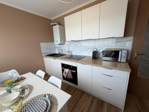 Kuchyň nebo kuchyňský kout v ubytování New apartment, close to highway, easy parking