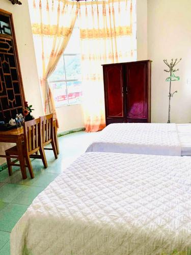 Postel nebo postele na pokoji v ubytování Khách Sạn Phong Châu Sốp Cộp