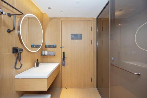 JI Hotel Shanghai Wujiaochang Changhai Hospital في شانغهاي: حمام مع حوض ودش