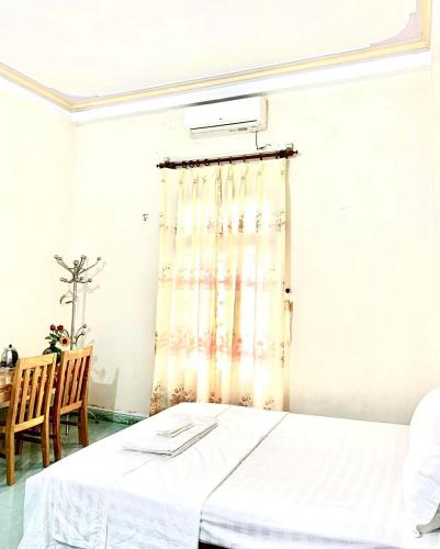 Postel nebo postele na pokoji v ubytování Khách Sạn Phong Châu Sốp Cộp