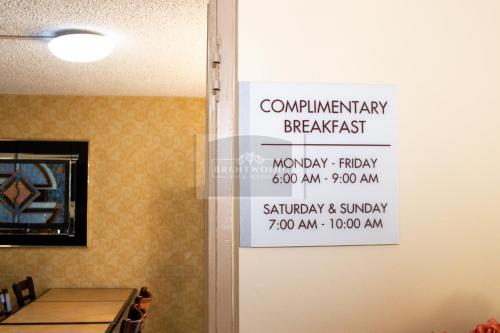 een bord op een deur in een kamer bij Brentwood inn & Suites - Lynchburg in Lynchburg