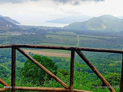 een uitzicht op een vallei met bergen in de verte bij Pousada suite Praia in Mangaratiba