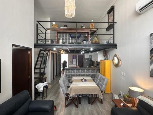 ein Wohnzimmer mit Tisch und Dachboden in der Unterkunft Bucerias Beauty by sport park east side walk to beach in Bucerías