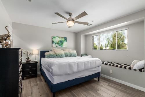 Un dormitorio con una cama y un ventilador de techo. en Pristine Sunset- In Old Town - Private Pool - BBQ, en Scottsdale