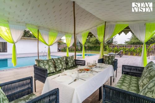 Bazén v ubytování StayVista at Risacca - Amer Luxury cottages nebo v jeho okolí