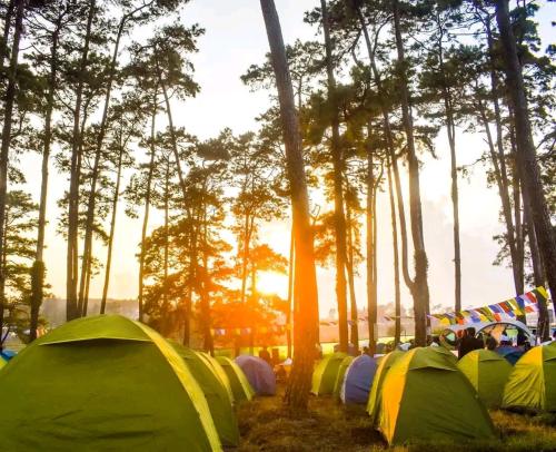Východ nebo západ slunce při pohledu z luxury tent nebo okolí