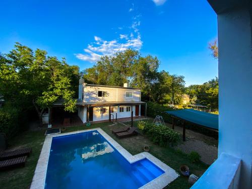 an aerial view of a house with a swimming pool at Cabañas El Nogal in Villa Anizacate