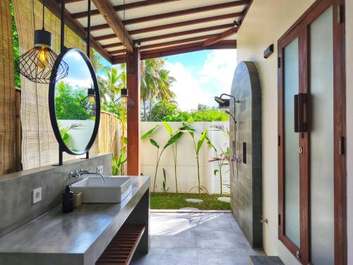 Un jardín fuera de NEW Mawar Merah Heavenly Studio, Selong Belanak