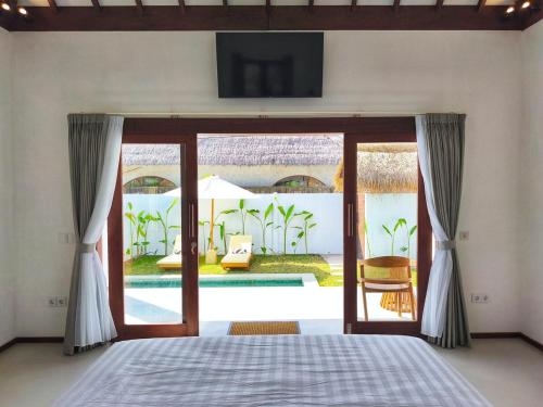 Una cama o camas en una habitación de NEW Mawar Merah Heavenly Studio, Selong Belanak