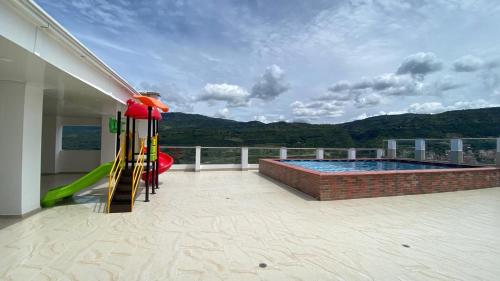 einen Balkon mit Rutsche und Pool in der Unterkunft Apartamento en San Gil, in San Gil