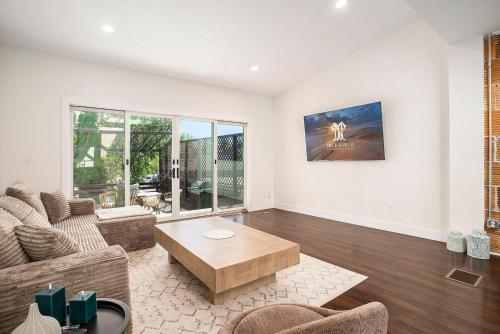 TV a/nebo společenská místnost v ubytování Love Mi Getaway Downtown Loft Deck Rooftop Views 110