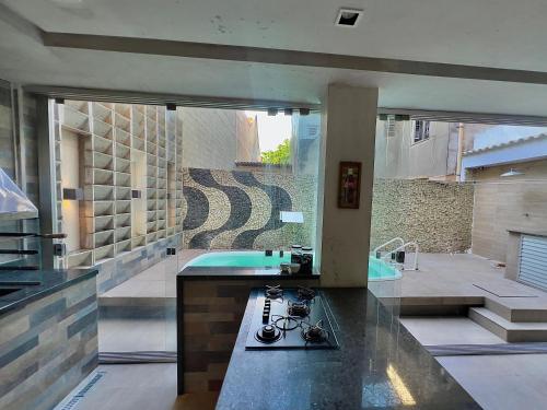 cocina con fregadero y bañera en Casa aconchegante, en Río de Janeiro