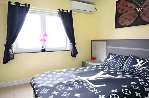 Postel nebo postele na pokoji v ubytování Lovely Apartment with 24h security - walking distance to beach, downtown, shops and restaurants