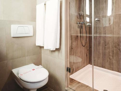 ein Badezimmer mit Toilette und Dusche in der Unterkunft Ibis Casablanca City Center in Casablanca