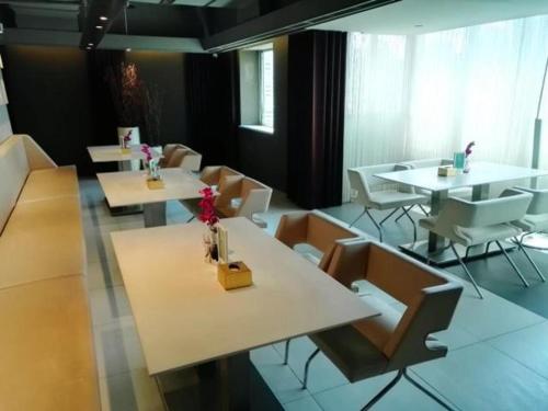 Un restaurante u otro lugar para comer en Jinjiang Inn Zigong Tongxing Road