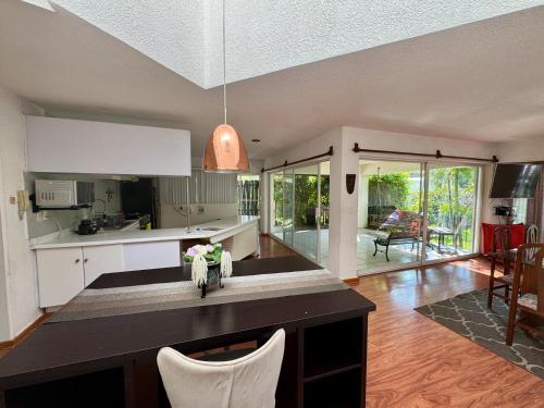a kitchen with a island in the middle of a room at Casa con hermoso jardín y terraza in Cuernavaca