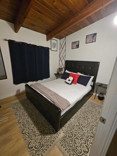 Postel nebo postele na pokoji v ubytování P&N Suites - DELUXE QUEEN ROOM- LONDON