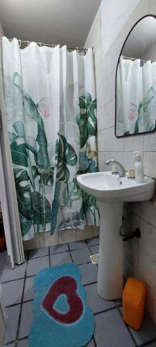 een badkamer met een wastafel en een douchegordijn bij Paz in Estación Delta