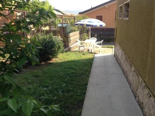 Jardín al aire libre en Ferienhaus In Salò Mit Grill, Terrasse Und Garten
