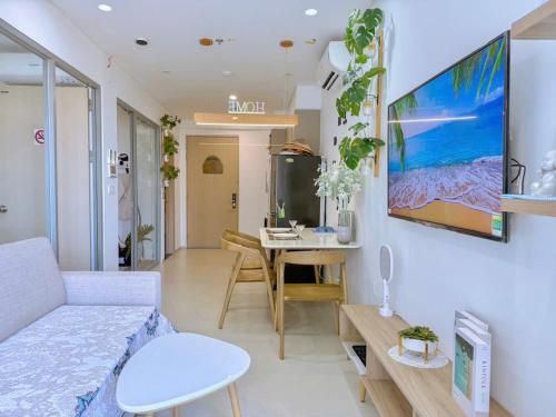 una sala de estar con un sofá y una mesa en The Sóng Apartment Vũng Tàu, en Vung Tau