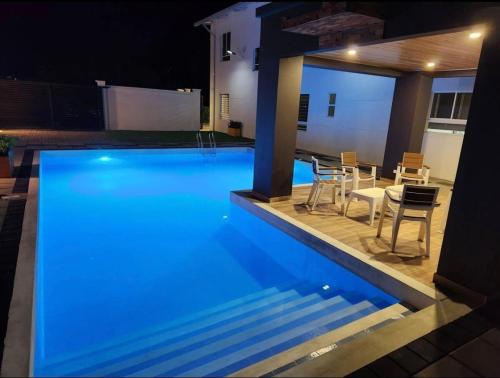 una piscina notturna con tavolo e sedie di Casa Bella Mansion a Nariño