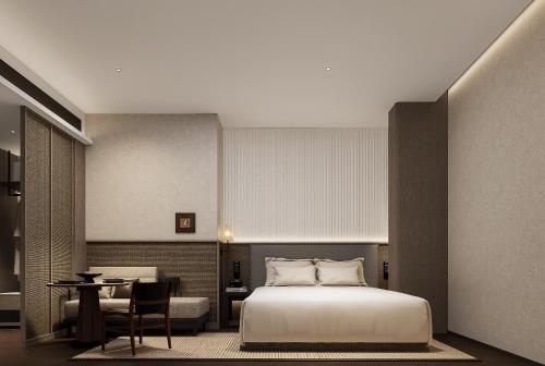 ein Schlafzimmer mit einem Bett, einem Schreibtisch und einem Tisch in der Unterkunft K SPACE Hotel - Guangzhou Beijing Road Pedestrian Street Dafo Ancient Temple Branch in Guangzhou