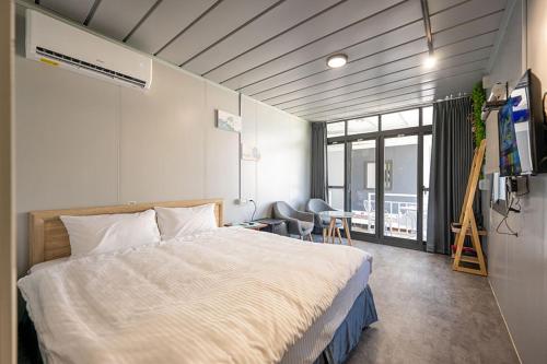 Ένα ή περισσότερα κρεβάτια σε δωμάτιο στο 小琉球好想賴床民宿