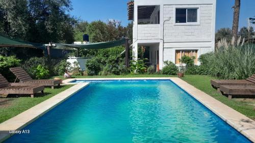 Πισίνα στο ή κοντά στο Cabañas El Nogal