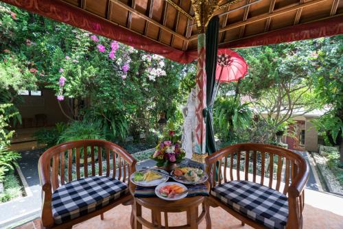A patio or other outdoor area at Nuaja Balinese Guest House