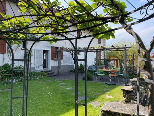 un jardín con pérgola, mesa y sillas en Casa Ritz, en Vairano