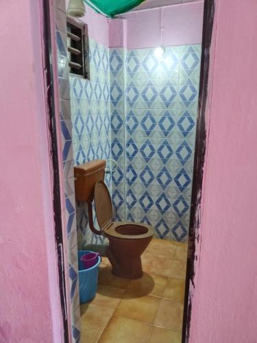 a bathroom with a brown toilet in a room at G naik part 2 in Arambol