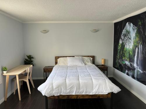 Ένα ή περισσότερα κρεβάτια σε δωμάτιο στο Character Home near Downtown and 17th Avenue