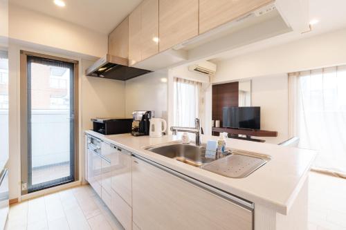 青葉邸-AOZORA 1002-3 Min Walk to Dotonbori 3LDK 2 Bath 2 WC Premium Tower Residence