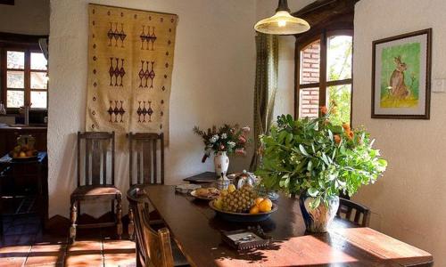 a dining room table with a bowl of fruit on it at Gîte El Conejo in Alájar