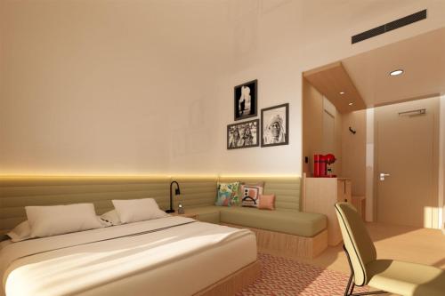 une chambre avec un lit et un canapé dans l'établissement Hampton By Hilton Ben Guerir, à Benguerir