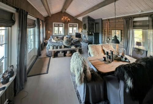 Posezení v ubytování Cabin With Hot Tub And Views On Blefjell