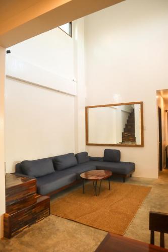 Et opholdsområde på Lusty Glaze Villa Siargao