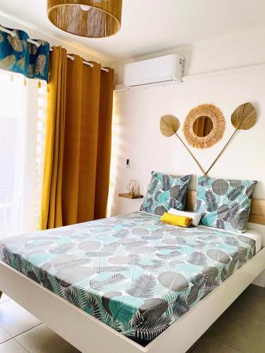 Postel nebo postele na pokoji v ubytování Hibis Gold