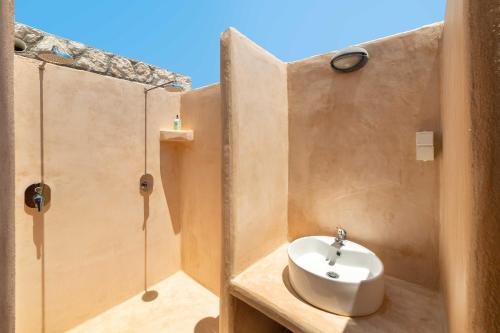 een badkamer met wastafel en douche bij Ferienhaus In Kolympia Mit Privatem Garten in Kolimbia
