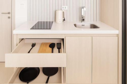 Η κουζίνα ή μικρή κουζίνα στο 芭提雅市中心Olympus 水系公寓酒店 健身房 步行街 海滩附近 一居室