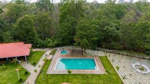 eine Draufsicht auf einen Swimmingpool in einem Hof in der Unterkunft New Wind Stay in Dandeli