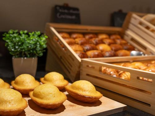 ラ・シャペル・サン・メマンにあるIbis Orleans La Chapelle Saint Mesminのドーナツのトレイが2つ並べられたテーブル