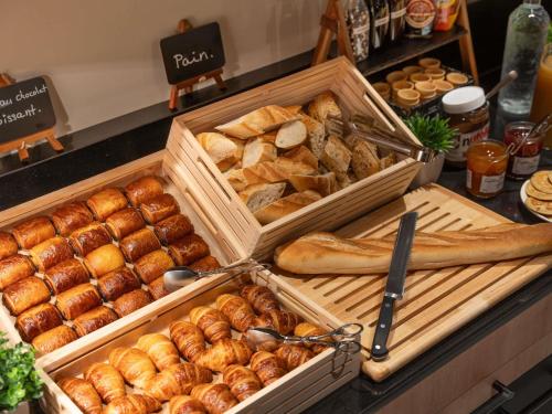 ラ・シャペル・サン・メマンにあるIbis Orleans La Chapelle Saint Mesminのパン・ペストリー