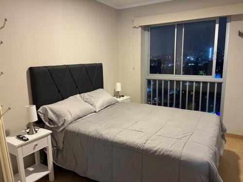 Ένα ή περισσότερα κρεβάτια σε δωμάτιο στο Spacious downtown apartment overlooking Parque de las Aguas