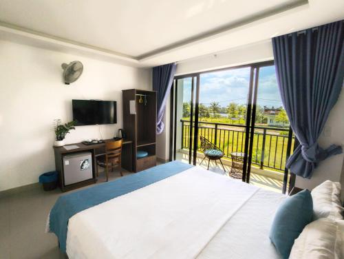 a hotel room with a bed and a balcony at EasyLife Villa Hội An in Tân Thành (1)