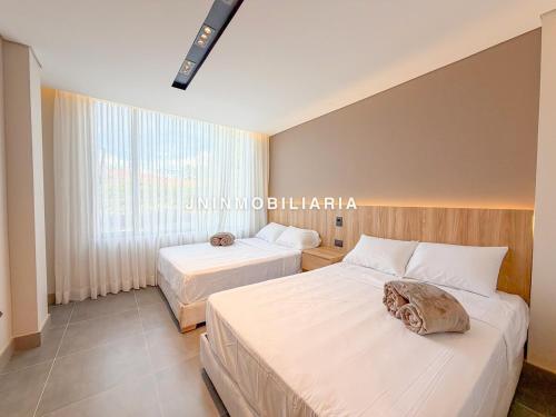 Кровать или кровати в номере Apartamento de lujo a 3 minutos del Aeropuerto JMC 102