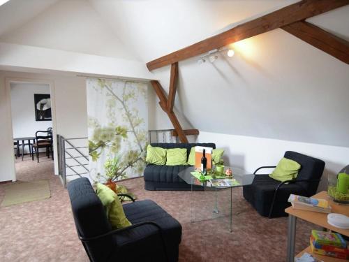 ein Wohnzimmer mit zwei Sofas und einem Tisch in der Unterkunft schönes Ferienhaus in ruhiger Lage, Spreewald, Brandenburger Seen in der Nähe in Schenkendöbern