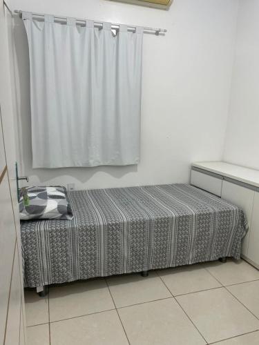 马瑙斯Ana Claudia的床上床,带窗帘的房间